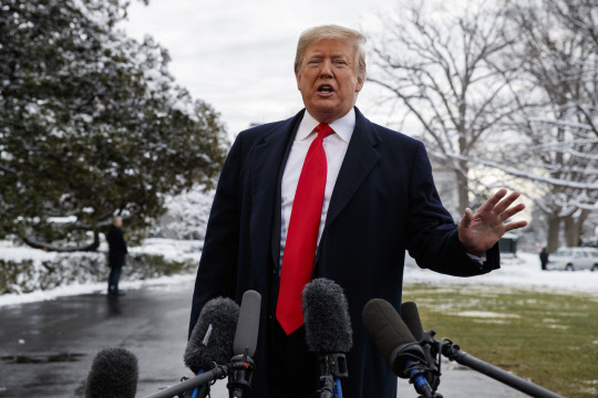 백악관서 취재진에 발언하는 트럼프…"러시아 위해 일한 적 없다"        (워싱턴 AP=연합뉴스) 도널드 트럼프 미국 대통령이 14일(현지시간) 미국농업생산자협회 100주년 행사 참석을 위해 루이지애나주 뉴올리언스로 출발하기 전 백악관에서 기자들에게 발언하고 있다. 트럼프 대통령은 이 자리에서 연방수사국(FBI)의 '러시아 스캔들' 조사, 블라디미르 푸틴 러시아 대통령과의 정상회담 관련 보도에 대해 "전부 커다란 거짓말((whole big fat hoax)"이라며 "나는 결코 러시아를 위해 일한 적이 없다"고 거듭 부인했다고 외신이 전했다.       ymarshal@yna.co.kr  (끝)